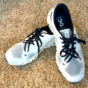 Never worn, Women’s On Running, cloud 5 shoes